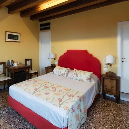Hotel Ai Santi Apostoli 3*