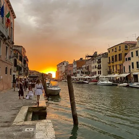 아파트 Casa Virginia Direct At The Canal Cannaregio With Own Roof Terrace 베니스