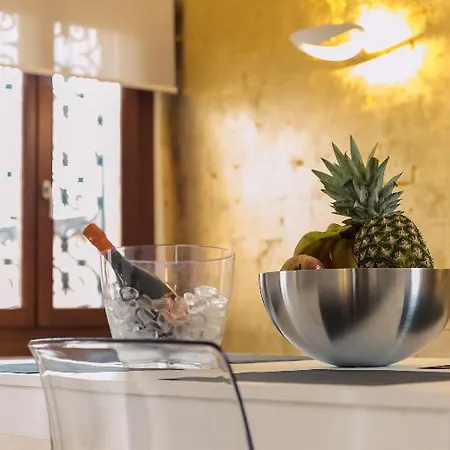 Charming Palace Corte Del Teatro Aparthotel