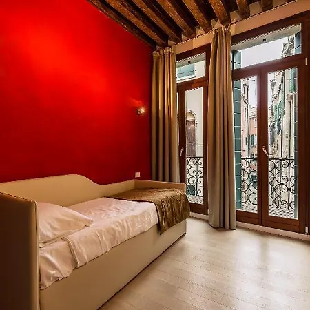 Aparthotel Charming Palace Corte Del Teatro 3*