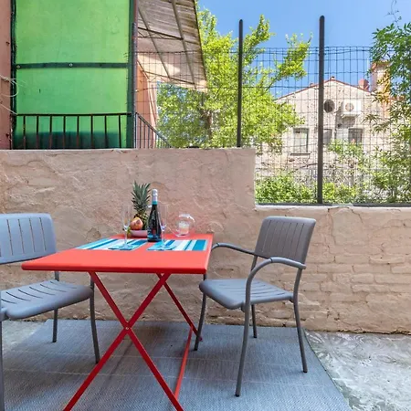 Apartment Snug With Private Courtyard M0270422677
