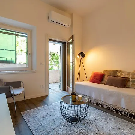 Apartment Snug With Private Courtyard M0270422677