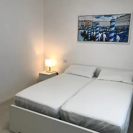 White & Grey Venice Apartments * Venise