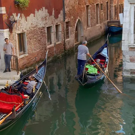 Ca' La Riva Affittacamere 2*