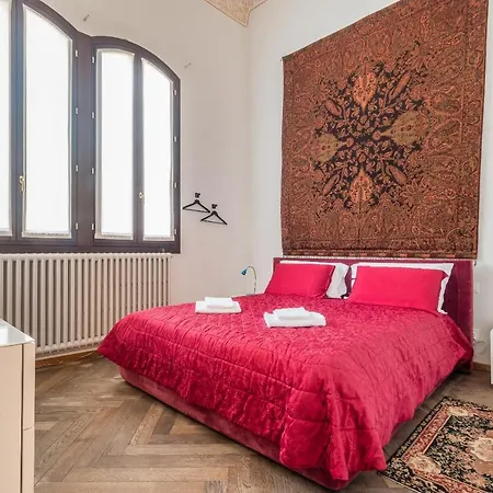 Red House Close To @accademia Bridge Apartment