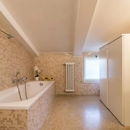 Red House Close To @accademia Bridge Apartment Venice