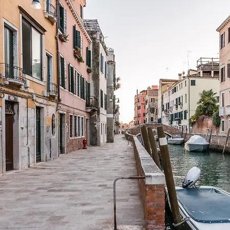 Apartment Red House Close To @accademia Bridge