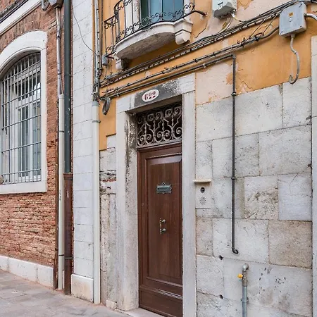 Red House Close To @accademia Bridge * Venice
