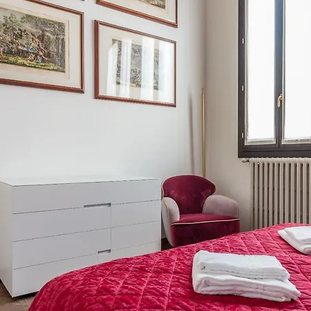 Red House Close To @accademia Bridge Venice