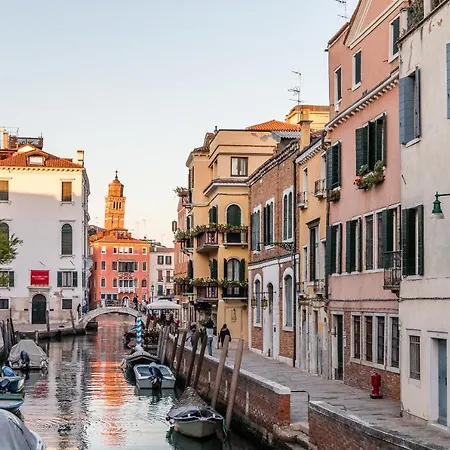Red House Close To @accademia Bridge Apartment Venice