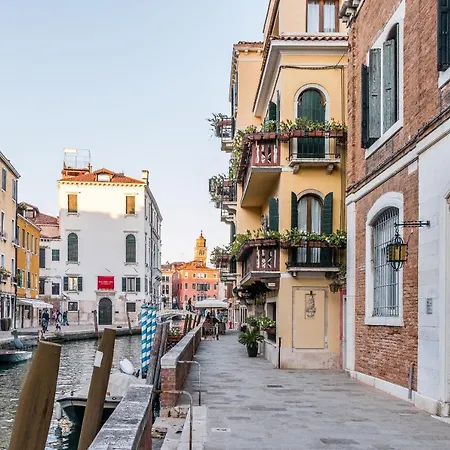 Red House Close To @accademia Bridge