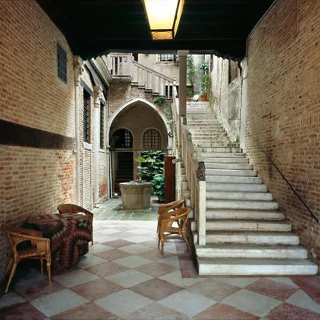Homestay Private Room In A Gothic Palazzo Dona In The Center Of Venice *