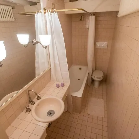Private Room In A Gothic Palazzo Dona In The Center Of Venice