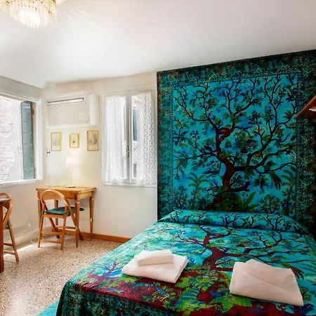 Apartment Santi Apostoli By Halldis Venice