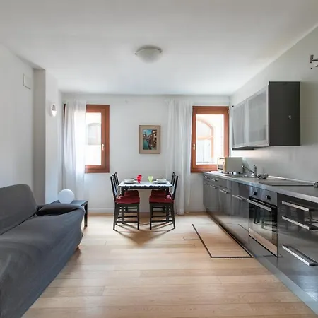 Lance With Lift, 2 Minutes Walk From The Train Station Apartamento *