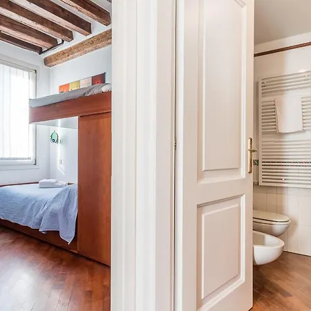 7 Windows On Venedig