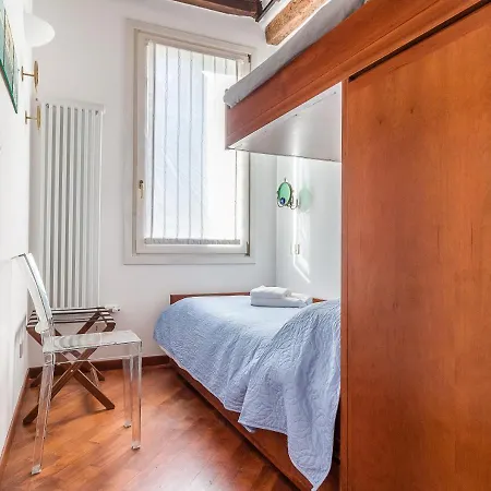 7 Windows On Apartamento Venecia