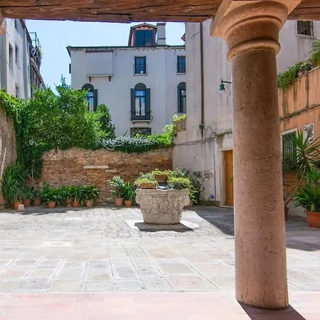 Alma - Rialto Bridge Apartment Venice