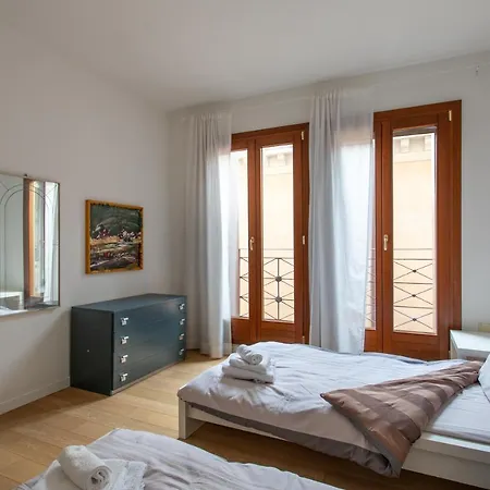 Lance With Lift, 2 Minutes Walk From The Train Station *