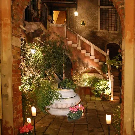 Odoni Aparthotel