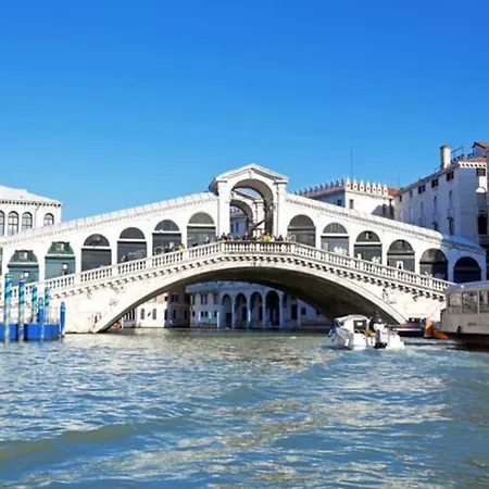 Quiet And Comfort In The Heart Of * Venecia