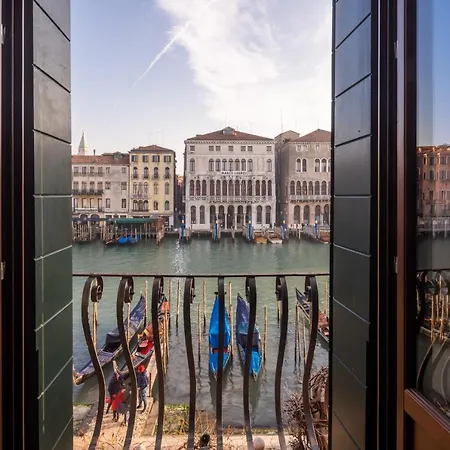 Design With Balcony On The Grand Canal R&r Apartment Venice