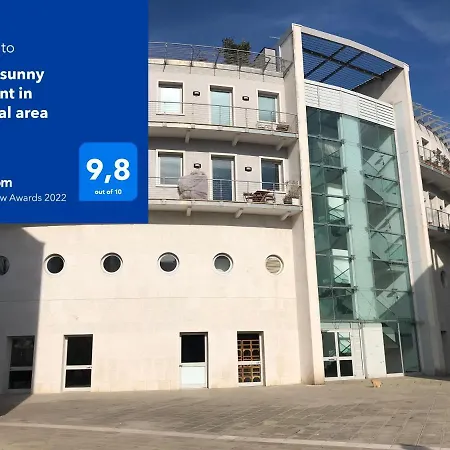 Modern Sunny In Residental Area Apartment *