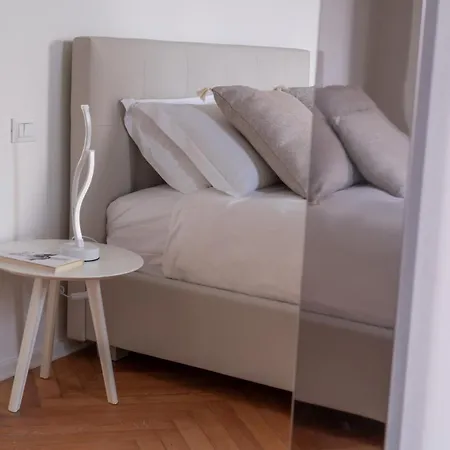 Apartment Design With Balcony On The Grand Canal R&r *