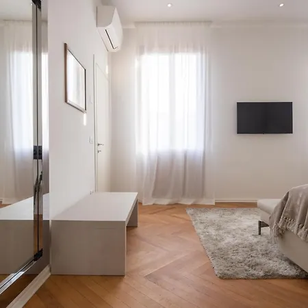 Apartment Design With Balcony On The Grand Canal R&r *
