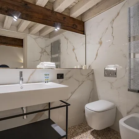 Corte Rubbi 1 A True Canal-side Experience Venice