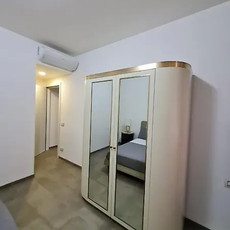 아파트 With Private Courtyard *