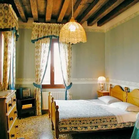 Bed & Breakfast At A Palazzo 3*