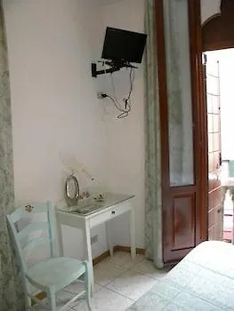 Отель Adua