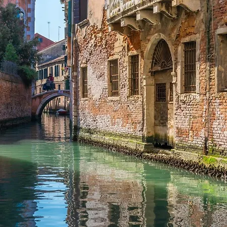 Ramo Del Teatro Canal View * Venice