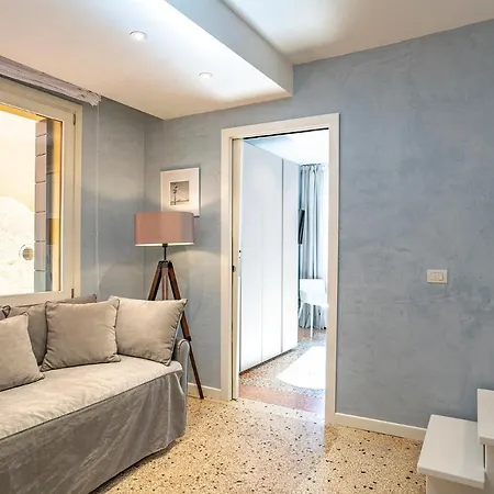 Apartment Dimora Sant'andrea Canal View Venice