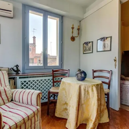 Apartment San Vio Dorsoduro Academia By Halldis Venice