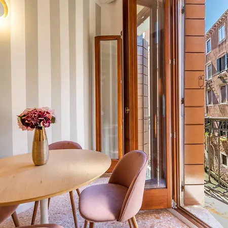 Apartment Querini Suite-balcony On Canal, Close To San Marco *