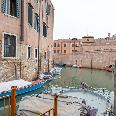 Ca' Leoncino - Canal Front Apartment Venice