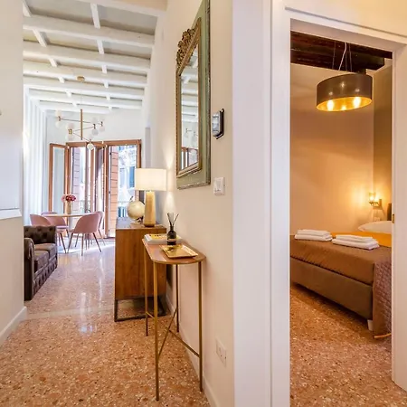 Apartment Querini Suite-balcony On Canal, Close To San Marco *