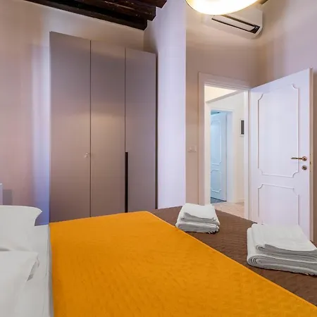 Apartment Querini Suite-balcony On Canal, Close To San Marco *