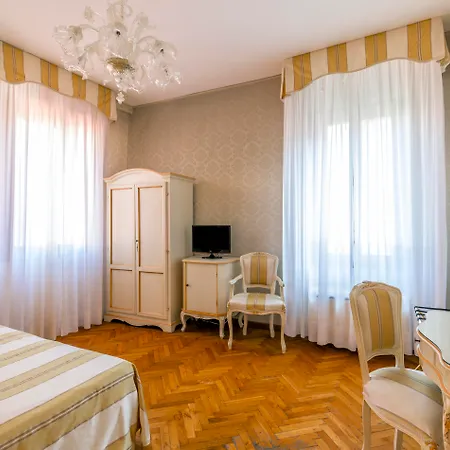 Pensión Palazzo Guardi 3*