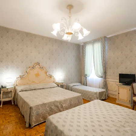 Pensión Palazzo Guardi 3*