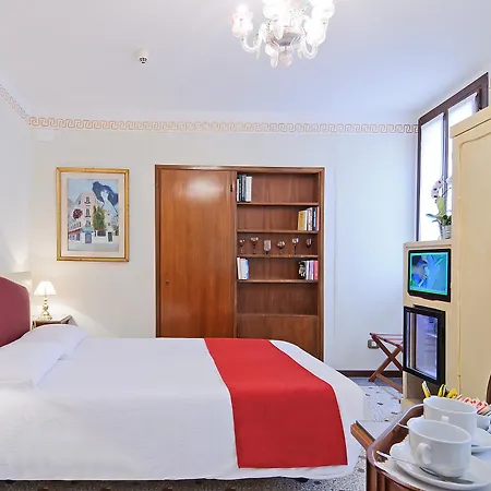 La Fenice Et Des Artistes Hotel