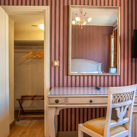 Hotel La Fenice Et Des Artistes 3*