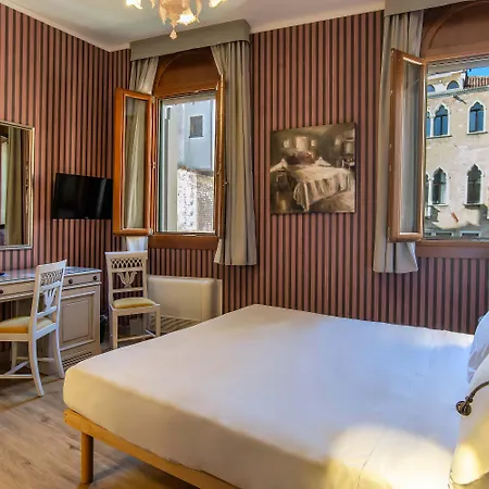La Fenice Et Des Artistes Hotel 3*