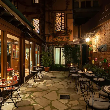 La Fenice Et Des Artistes Hotel