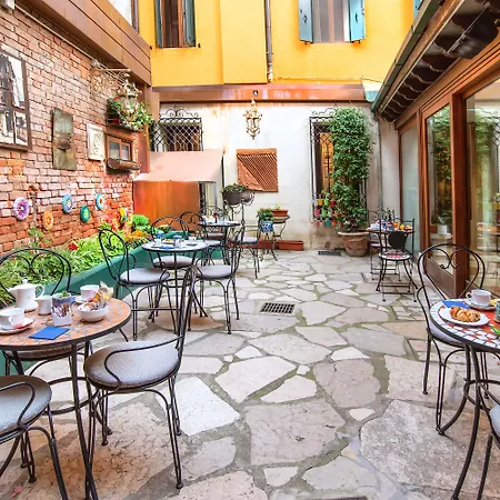 Hotel La Fenice Et Des Artistes 3*