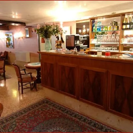 Canal & Walter Hotel