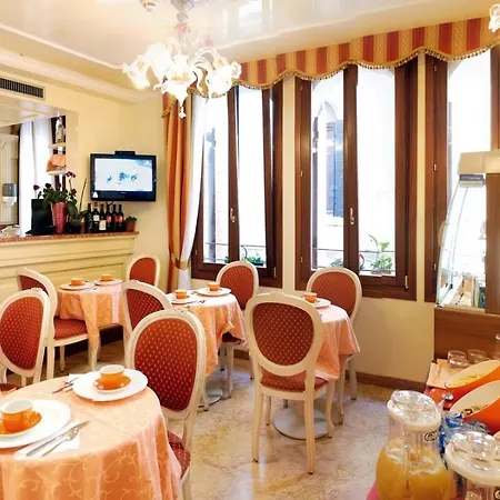 San Luca فندق 3*