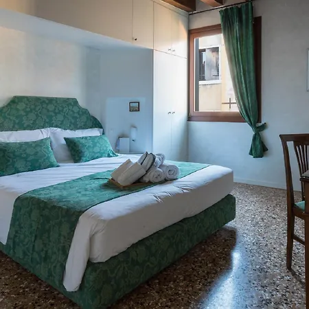 Hotel Ai Santi Apostoli 3*